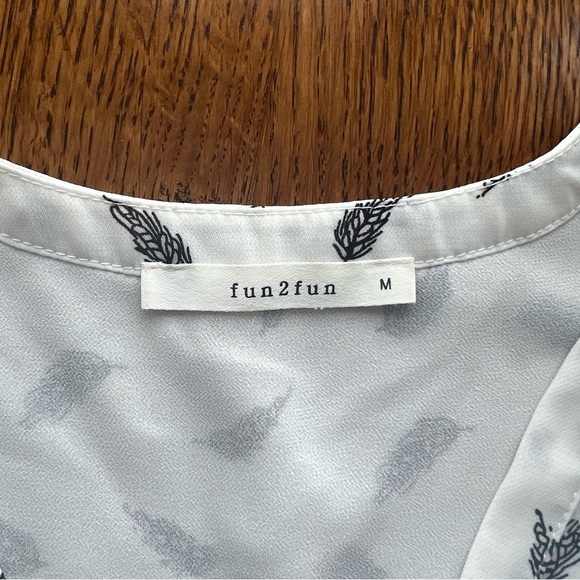 White and Black Feather Patterned Women's V-Neck Short Sleeve Blouse Sz M - Picture 5 of 9